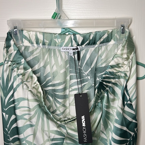 (NWT) Fashion Nova women’s Feeling Breezy Printed Wide Leg Pant. Size Large. - Picture 3 of 8